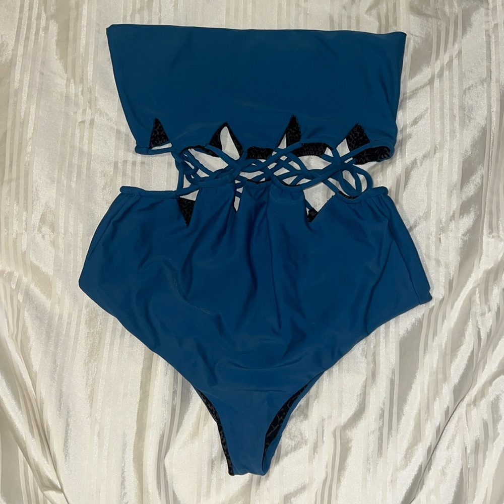 Acacia one piece